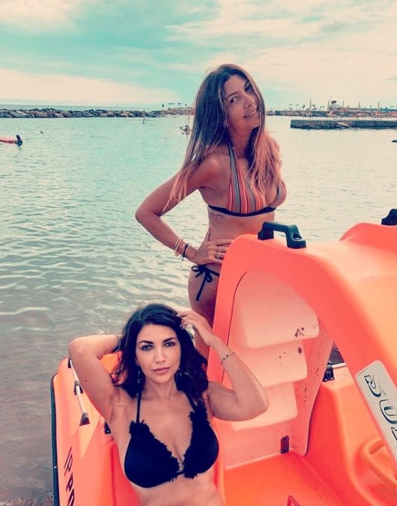 Cristina D'Avena e Clarissa bikini bellezze al bagno foto