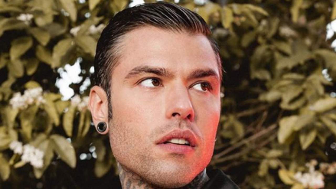 Fedez distrutto da Vittorio Sgarbi su Twitter: la risposta è magistrale - Vimarsana News