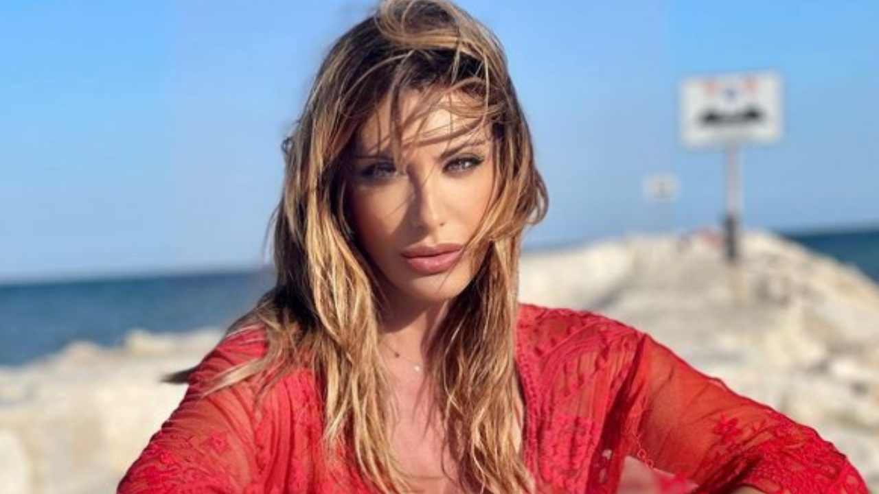 Sabrina Salerno ammalia con un décolleté di fuoco - Vimarsana News