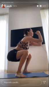 Paola Di Benedetto workout top maculato sensuale foto