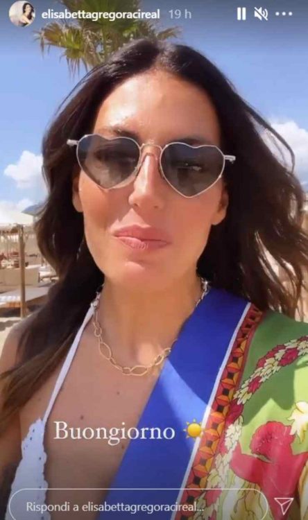 Elisabetta Gregoraci posa davanti specchio gonna cortissima infarto assicurato foto