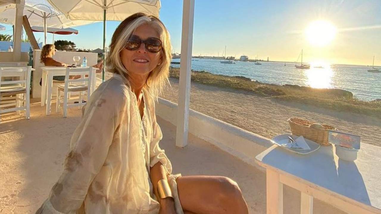 Paola Marella è divina anche seduta su un asciugamano. La FOTO incanta
