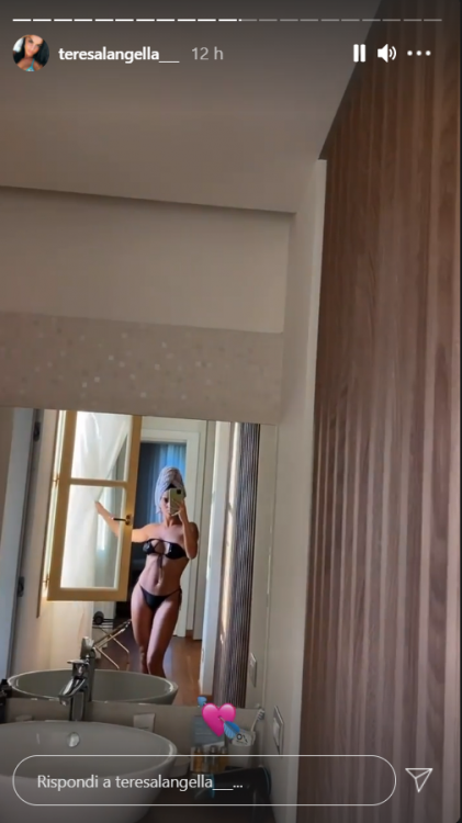 Teresa Langella bikini foto primo piano ravvicinato seducente