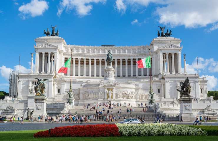 Altare della Patria - Roma ( Foto di <a href="https://pixabay.com/it/users/serghei_topor-965600/?utm_source=link-attribution&utm_medium=referral&utm_campaign=image&utm_content=760337">Serghei Topor</a> da <a href="https://pixabay.com/it/?utm_source=link-attribution&utm_medium=referral&utm_campaign=image&utm_content=760337">Pixabay</a>)