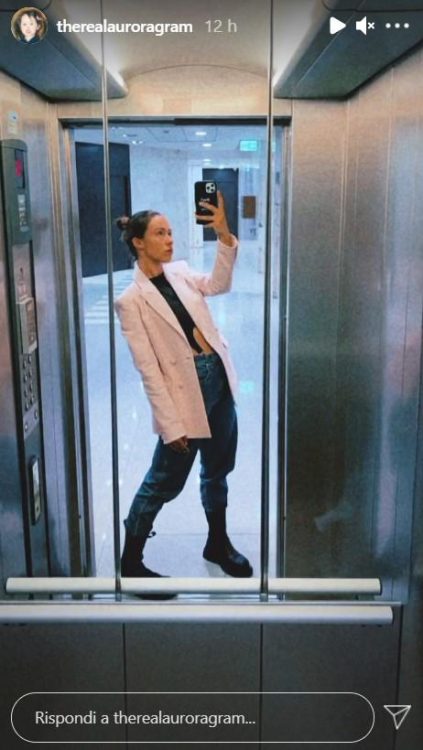 Aurora Ramazzotti il selfie allo specchio particolare non sfugge foto