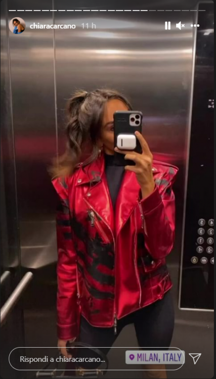 Chiara Carcano sfila MFW pazzesca giacca rossa fiammata video