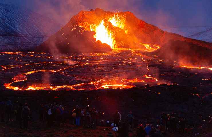 Cumbre Vieja: l'eruzione del vulcano costringe massiccia evacuazione