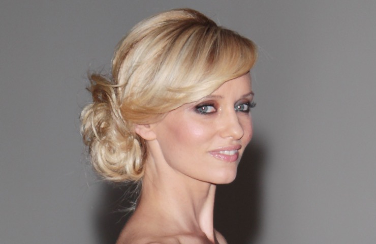 Justine Mattera stratosferica solo stivali