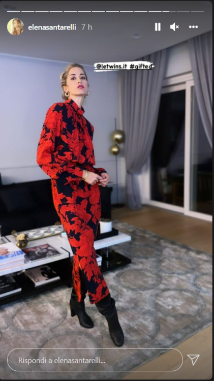 Elena Santarelli abito rosso acceso fisico da paura foto