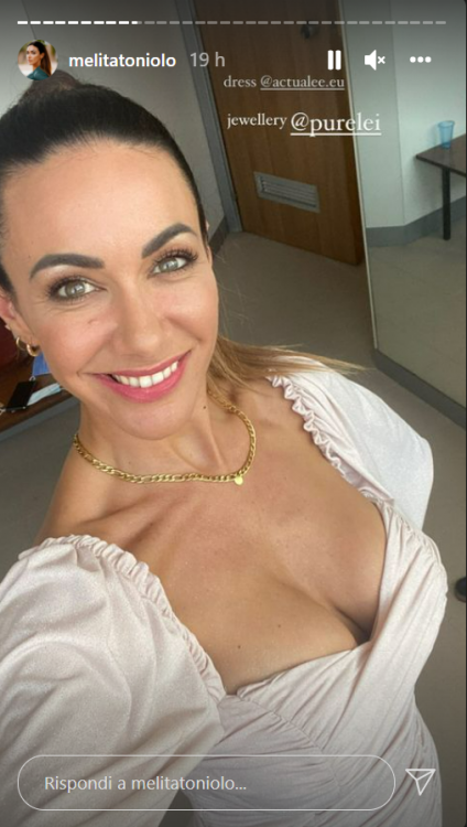 Melita Toniolo abito mini seno super bollente foto