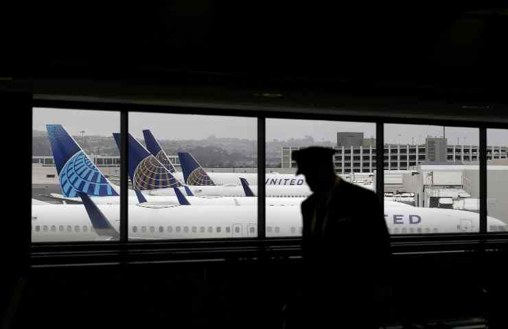 Perizoma rosso al posto della mascherina: passeggero cacciato dall'aereo