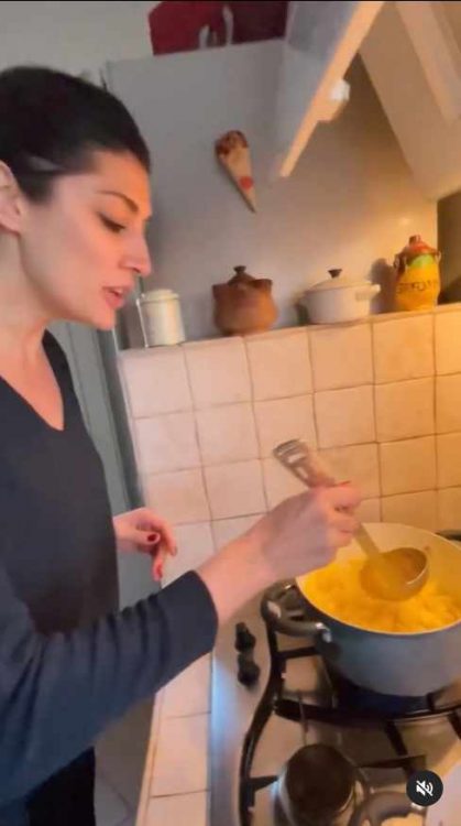 Elisa Isoardi prepara pasta, patate e provola ricetta unica