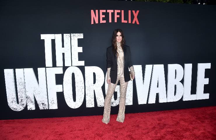 Sandra Bullock tuta paillettes the unforgivable Netflix 