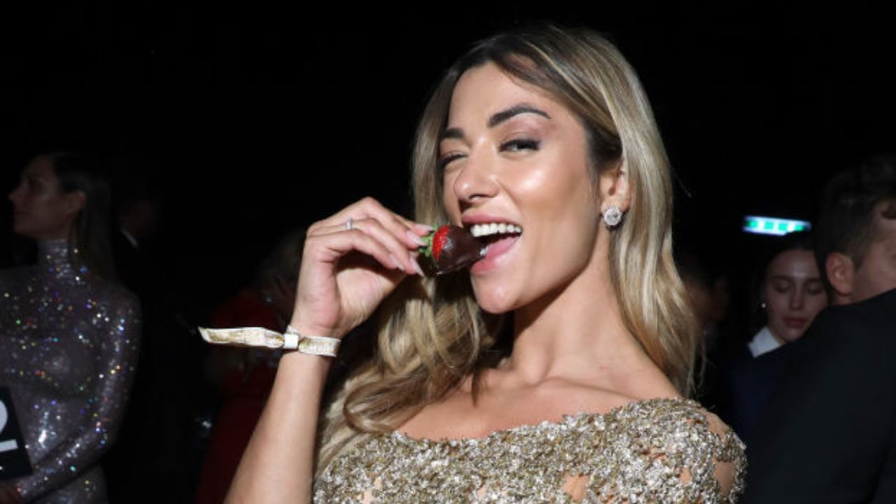 Soleil Stasi, la doccia a luci rosse diventa virale. Fondoschiena in primo  piano nel VIDEO, atomica...