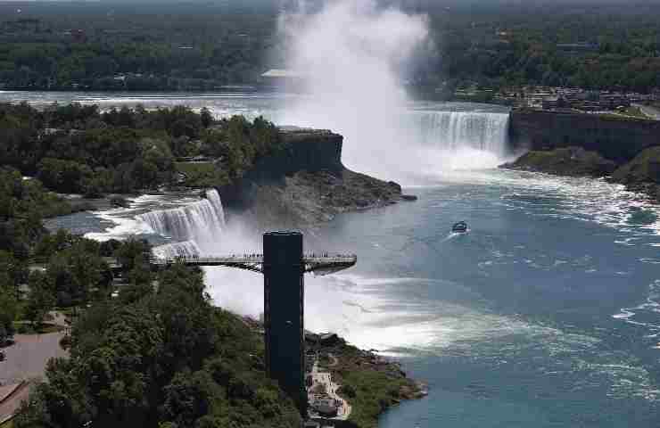 Auto nel fiume in piena: una vittima tra le rapide delle cascate del Niagara