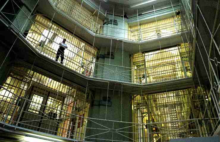 ran Bretagna: ergastolo nella cella di vetro per il pericoloso serial killer