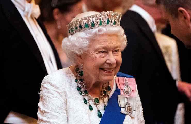 Covid, nuovo record in GB: la regina Elisabetta dice no al pranzo di Natale