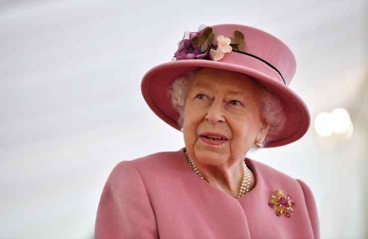 Covid, nuovo record in GB: la regina Elisabetta dice no al pranzo di Natale