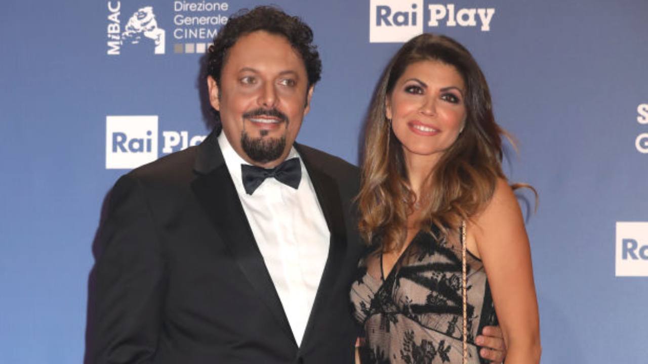 Enrico Brignano, la confessione intima sulla moglie Flora Canto Enrico Brignano, la confessione intima sulla moglie Flora Canto