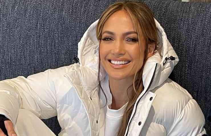 Jennifer Lopez scollatura infinita décolleté