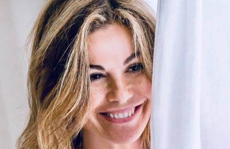 Vanessa Incontrada, sguardo perso fuori dal finestrino: pensiero stupendo - FOTO