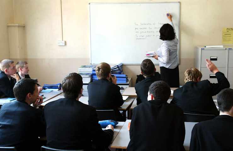 Allarme supplenze in una scuola: la preside chiede ai genitori di fare lezione