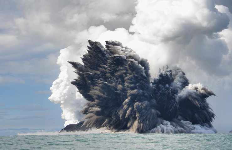 Tonga, peggiore eruzione degli ultimi 30 anni: 3 vittime accertate