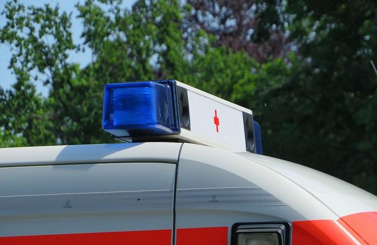 Ambulanza Mentana travolto auto muore dentista