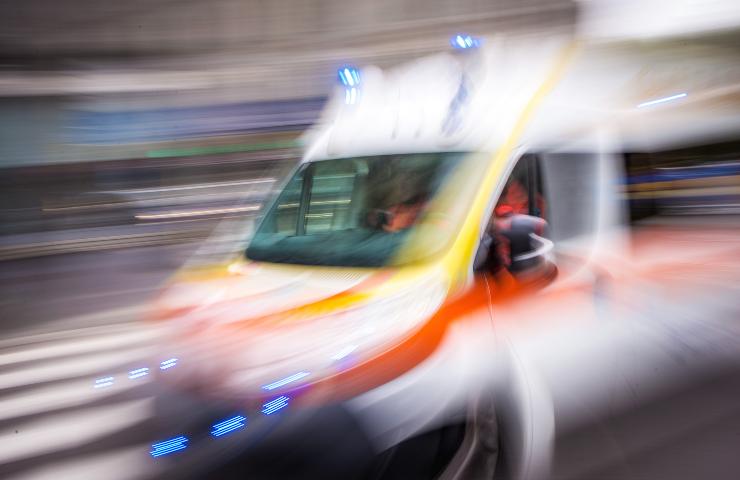 Ambulanza Salerno auto finisce fossato morto uomo