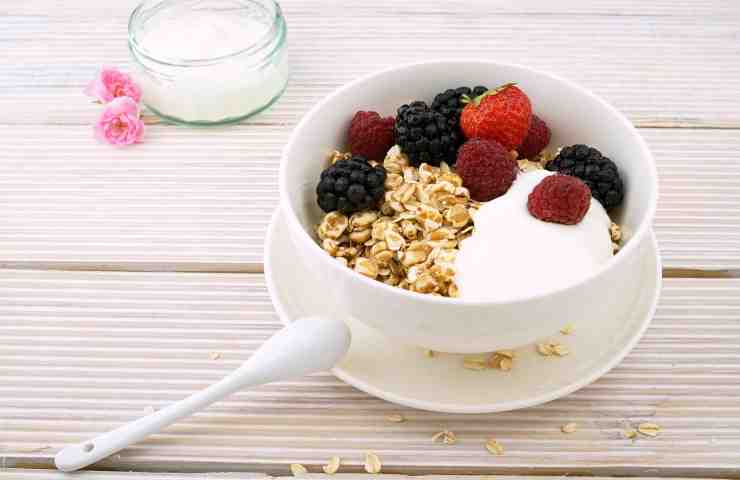 Benessere a tavola: 5 miracolosi benefici dello yogurt greco