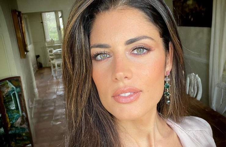 Daniela Ferolla, l'ex Miss Italia bellissima tra le margherite: "Un bellissimo fiore di primavera" - FOTO