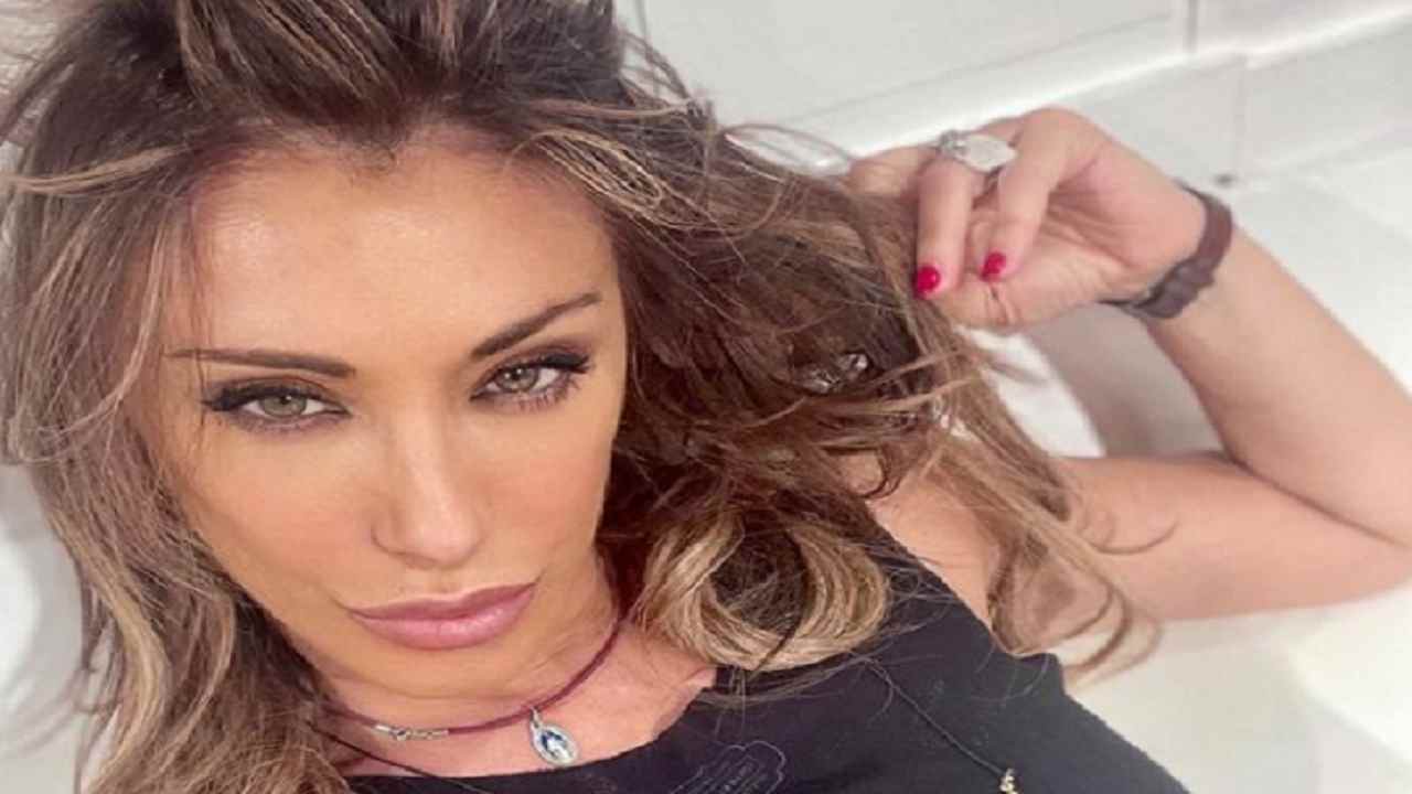 Sabrina Salerno, vestito trasparente: sotto al velo un corpo da fata FOTO