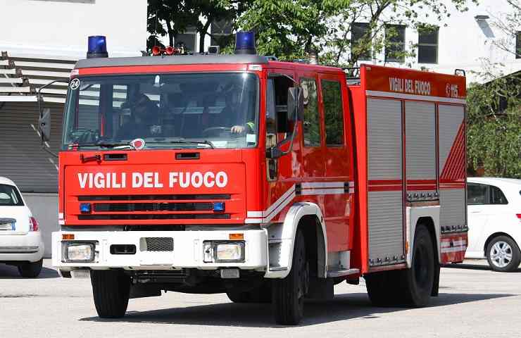 San Felice Circeo incendio container morto uomo