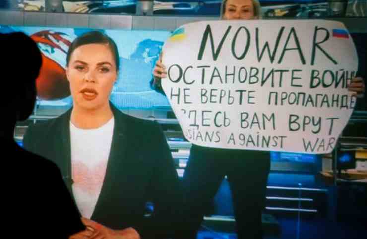 Marina Ovsyannikova: cosa insegna il grido della rivolta in diretta tv russa