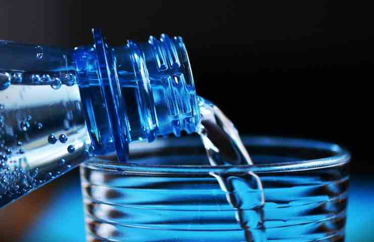 Bottiglia d'acqua quantità dieta 