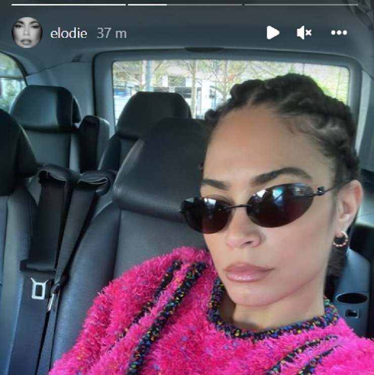 Elodie e il selfie in auto, lo scatto 'gangsta style' lascia di stucco - FOTO