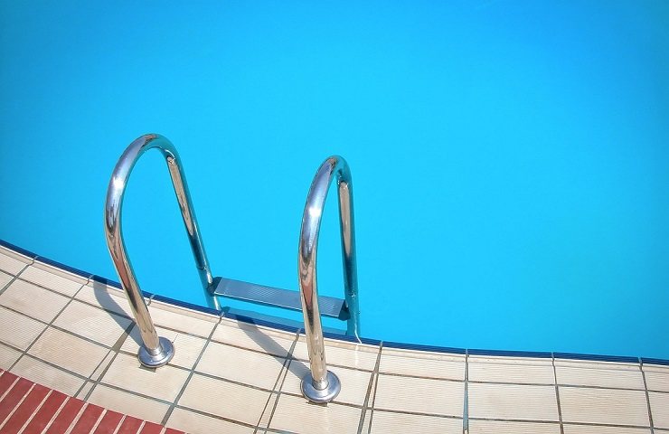 Brescia cade piscina nonni morta bambina