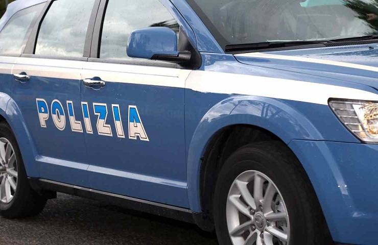 Modena uomo trovato morto davanti scuola