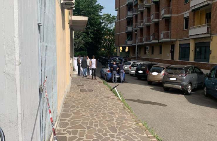 Modena precipita balcone morta bambina