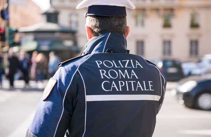 Roma incidente auto moto Tuscolana morto 34enne