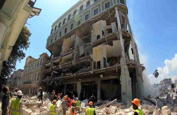 Violenta esplosione devasta un hotel della città: almeno 22 morti e 74 feriti