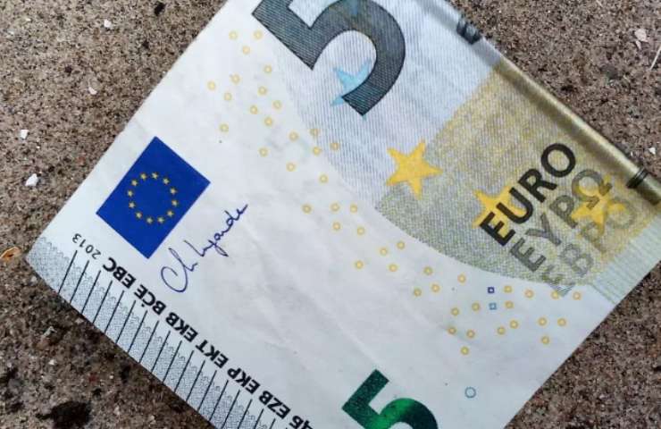 Banconota 5 Euro tesoro portafogli