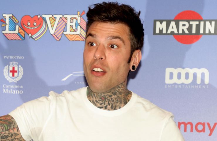 Fedez vittoria stesso look virale 