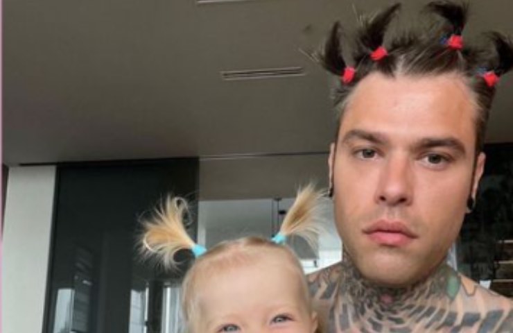 Fedez Vittoria stesso look virale 