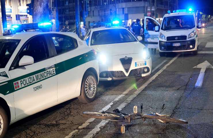 Torino incidente bici volante polizia morto ciclista