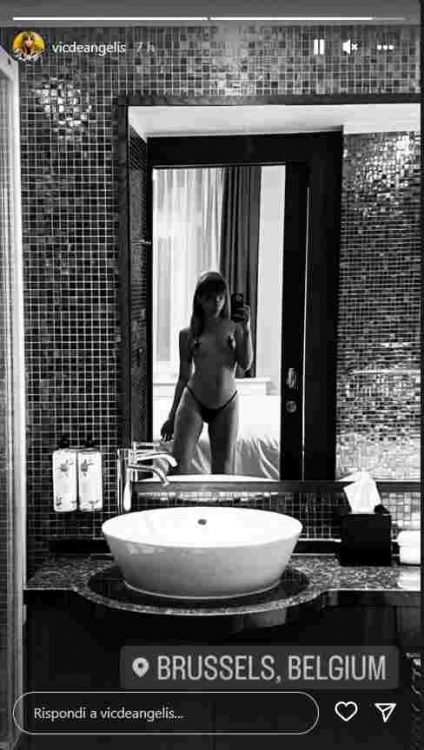De Angelis Victoria scatto specchio nuda illegale Belgio