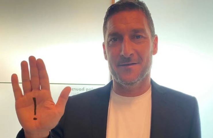 Francesco Totti spuntano messaggi tradimento Ilary Blasi