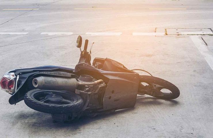 Taranto incidente scooter morto ragazzo grave amico