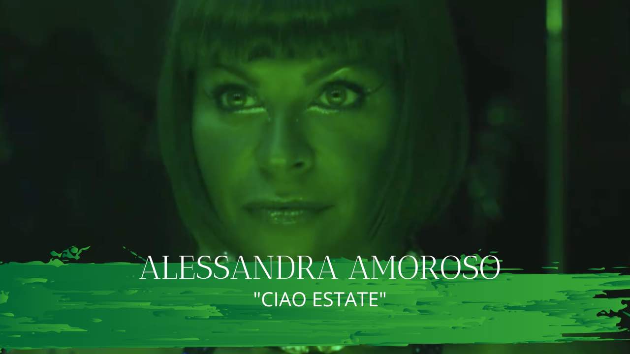 Alessandra Amoroso saluta estate costume 