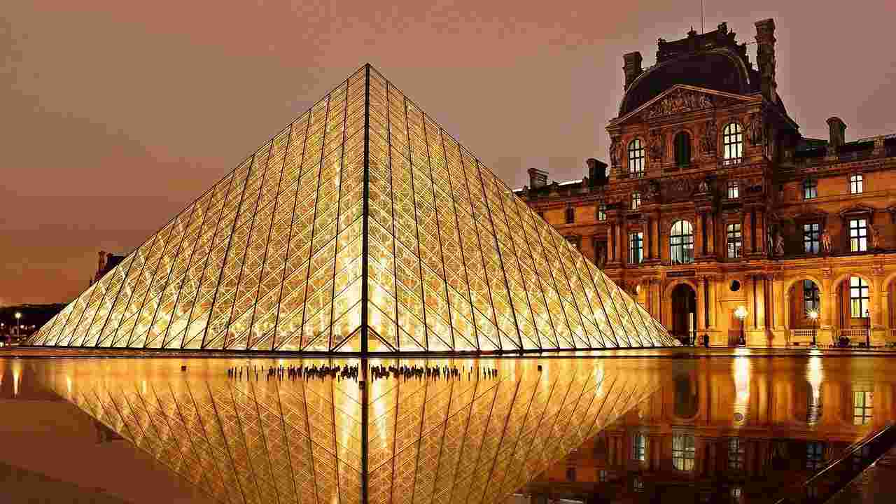 Museo del Louvre di sera 